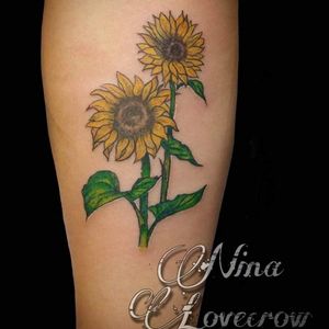 𝒴𝑜𝓊’𝓇𝑒 𝒢𝑜𝓁𝒹 𝐵𝒶𝒷𝓎. 𝒢𝑜𝓁𝒹.  #Inknest #sunflowers #colortattoo #girlswithtattoos #lineart #colorart #bishoprotary #bishopwand #ninalovecrow #photooftheday #pic #femaleartist #tattoos #tattooideas #getyours #ilovemyclients #california