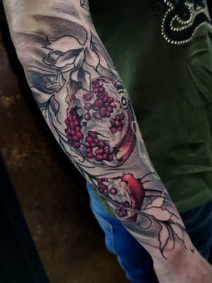 Pomegrantes for DesireeThanks!Done at @tattooinlondon#pomegrante #pomegrantes #neotraditional #armtattoo #beautifultattoo #colorinfused #fruittattoo