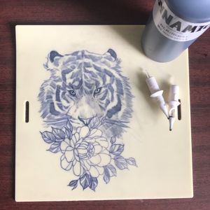 Tiger floral on synthetic skin! This was super fun to design and I’d love to tattoo it on someone!🐯Design is still currently available-🖤 #floral #tiger #blackandgray #nature #fineline #dotwork #jacksonvilletattoos #jacksonvillefl #tattooartist #fakeskin