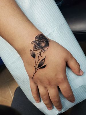 Little hand rose for a clients first tattoo.#rosetattoo #firsttattoo #apocalypsetattoosinc. 
