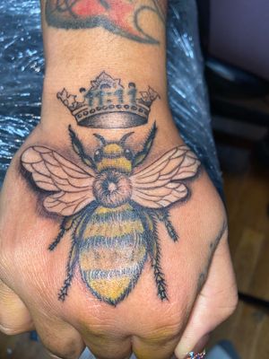 GKunnyTattooQueen bee tattoo 
