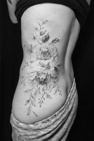 fineline flower tattoo by montreal tattoo artist Dylan