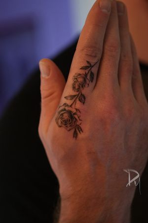 Fine-line rose finger tattoo by Montreal tattoo artist Dylan C #Micro Realism