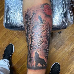 GKunny Tattoo Black and Gray Tattoo Wolf looking at the moon