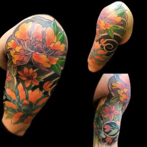 Tattoo del otro dia qe no subí..  #tattoo #inked #ink #oriental #orientaltattoo #flowers #peony #peonytattoo #color #colortattoo #luchotattoo #luchotattooer #jaoaneseart #japanedearttattoo #pergamino 