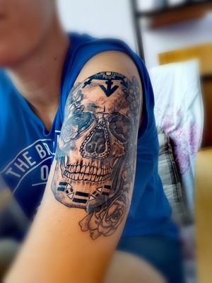 Skull tattoo with LGBT meaning. You can find full description of it under artists name Belinda Ewbank which she made it for organization called Discovering Gender. Tattoo made by Johnny's tattoo art (www.johnnystattoart.eu).