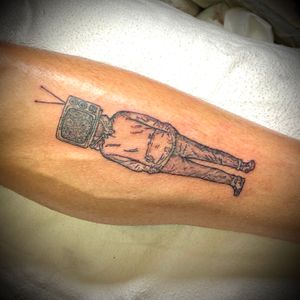 Tattoo de circonstance! Certaines personnes pensent seulement avec l'aide du téléviseur 📺 c'est ridicule! Fais toi ta propre opinion avec plusieurs points de vue différents, analyse et fais toi une raison! #tattoo #ink #inspiration #epictattoo #tvtattoo #antimedia #braindamage #inked #tattoo #cheyennetattooequipment ##cheyennehawk #illustrationtattoo #tattoooftheday #silverbackink