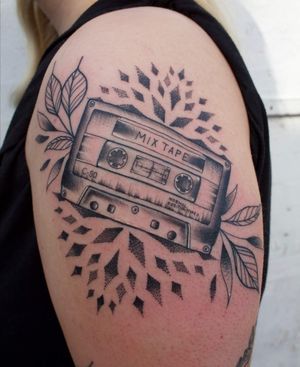 Mix tape - Blackwork mixed with a tat of traditional and dotwork 🙌🏻📻 #dotwork #mixtape #traditional #blackwork 