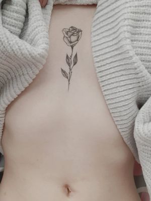 #rose #delicate #chest #betweenboobs #betweenboobstattoo #minimalistic #lublin #bananamafia #strashkeva