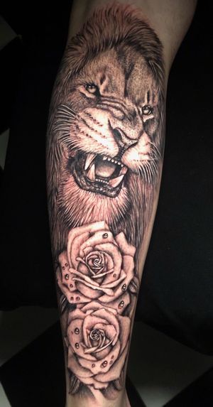 Lion and roses@maxdemiantattoo (instagram)