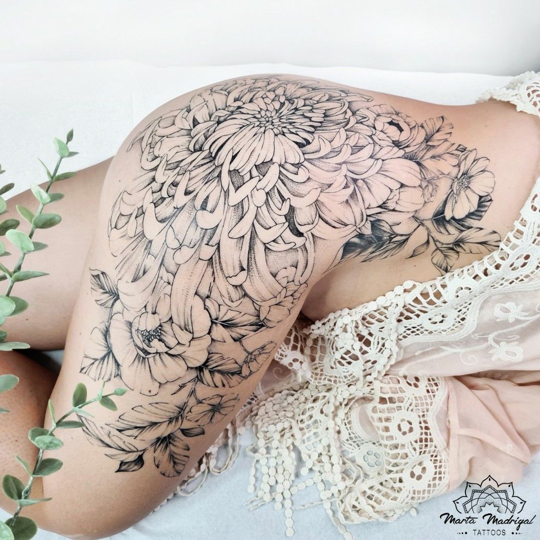 chrysanthemum tattoo minimalist  Google Search  Blomtatuering Tatuering  inspiration Tatueringsidéer