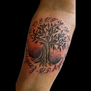 Del otro dia qe no subí..  #tattoo #inked #ink #tree #treetattoo #letters #lettering #inciales #arbol #arboldelavida #arboldelavidatattoo #luchotattoo #luchotattooer 