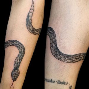 Otro qe no había subido.. #tattoo #inked #ink #snake #snaketattoo #serpiente #serpientetattoo #whipeshading #blackandgrey #luchotattoo #luchotattooer #pergamino 