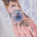 Rose hand tattoo by Tattooist Silo #TattooistSilo #hand #handtattoo #flower #floral #rose #watercolor #color #korea #tattooartist 