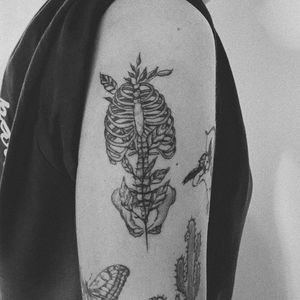 #linework #dotwork #dotworktattoo #minimal #minimaltattoo #bones #skeletonart #skeletontattoo #leaves #girlwothtattoos #tattooideas #tattoo #tattoos #tattooartist 