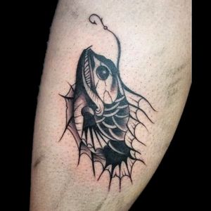 Un pececillo de hoy.. #tattoo #inked #ink #fish #pez #fishtattoo #peztattoo #black #blackwork #blackworkers #blackworktattoo #luchotattoo #luchotattooer #pergamino 
