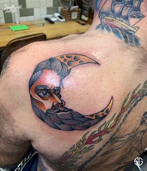 • 🌙  • custom traditional shoulder blade tattoo by our resident @dr.ivo_tattoo Bookings/Info: 👉🏻@southgatetattoo •••#crescentmoontattoo #shoulderbladetattoo #crescentmoon  #moontattoo #moon #southgatetattoo #northlondontattoo #londontattoo #london #customtattoo #SGTattoo #sg #londontattoostudio #londontattooartist #northlondon