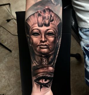 •Egypt• Así empezamos la primera parte de este proyecto. Agradecido con el cliente por la confianza y la libertad que me dio al hacer este tattoo. Cosas buenas pasan cuando dejas trabajar al artista 😂 . . . Sigo llenando la agenda de junio, pueden enviarme un Direct con sus ideas o al whatsapp (+34)643034015 . . . #tattoo #tattoos #pharaoh #eye #egypt #blackandgreytattoos #realistictattoos #tattooer #tattooist #tattooartist #ink #inked #spain #españa #tenerife #madrid #barcelona #venezuela 