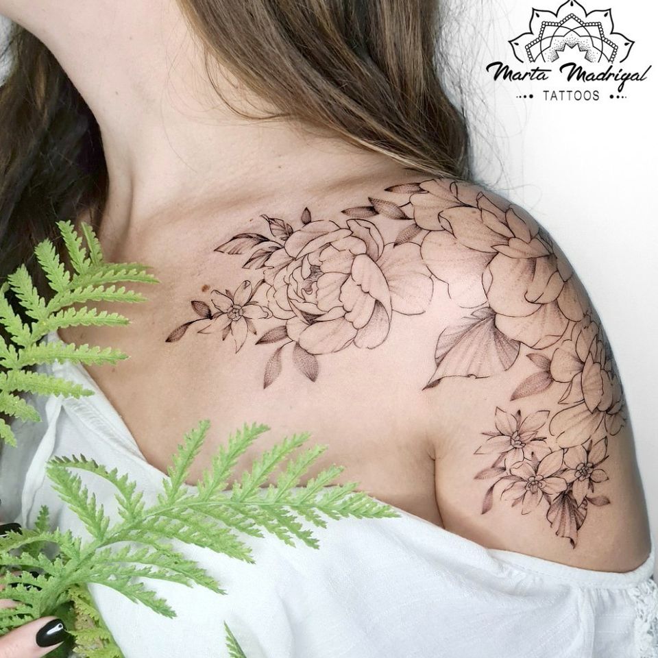 floral tattoo on shoulder by Marta Madrigal #MartaMadrigal #fineline #flower #rose #linework #shoulder