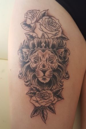 Lion and roses #lion #roses