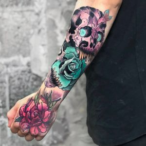Skull with flowers Inst tattoo artist: @flyrosetattoo #tattoohand #tattoo #colortattoo #colorfulltattoo #peonytattoo #skulltattoo #rosetattoo #flowerstattoo #inktattoo #flyrosetattoo #tattooideas #tatt #newschooltattoo #colorcolor