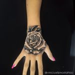 Tattoo Rosa na mão 