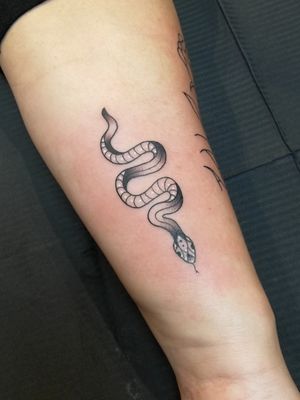 A little snakey 🐍 #snaketattoo #fineline #copenhagen #jlyart 