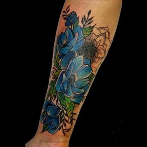 Uno de hoy.. arreglo.. #tattoo #inked #ink #flowers #flowerstattoo #flores #blue #cover #arreglo #mandala #mandalatattoo #luchotattoo #luchotattooer #pergamino