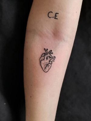 Heart ...#ink #inkaddict #inked #inklife #inkspiration #inkart #tattoos #tattooed #tattooidea #tattoolife #tattoosbyme #th_ink_cuba #tattooistart #tattooart #tattootime #tattoooftheday #tattoo #tatt #tattooartist #hearttattoo #corazon  #finelinetattoo #art #bodyart #artoftheday #artgallery #artwork