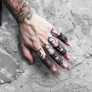 Free hand tattoo fingers line Inst:@flyrosetattoo #linetattoo #freehandtattoo #freehand #fingerstattoo #fingers #flyrosetattoo #blacktattoo #blackworktattoo #tattooideas #blackline #insttattoo #tattoomaster