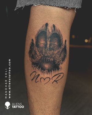 We were extremely delighted to make this piece for one of the Indian Choreographers and Dancers, Mr. Tushar Kalia (@thetusharkalia). This wonderful paw with initials of his fur babies symbolises his love for his little kids, Nawab and Rani. Pet Tattoo by Manohar Koliat Aliens Tattoo India