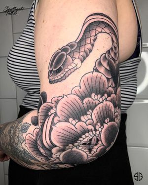 • Peony and snake • custom traditional elbow piece by our resident @dr.ivo_tattoo, part of the ongoing full sleeve Bookings/Info after the lockdown 👉🏻 @southgatetattoo . . . #peonyandsnaketattoo #peonytattoo #snaketattoo #elbowtattoo #blacktraditional #traditionaltattoo #traditionalart #blackwork #southgatetattoo #sgtattoo #sg #londontattoostudio #londontattoo #enfield #southgatelondon #tattoos 