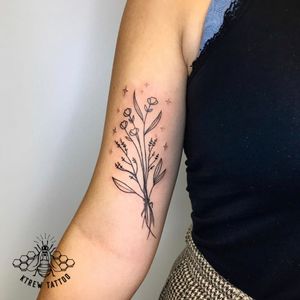 Fine-line Sprigs Tattoo by Kirstie @ KTREW Tattoo - Birmingham, UK #finelinetattoo #sprigstattoo #tattoos #floraltattoo #flowerstattoo #birminghamuk #lineworktattoo #floralsprig