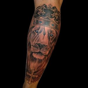 Otro de hoy temprano.. #tattoo #inked #ink #leon #lion #liontattoo #leontattoo #blackandgrey #blackandgreytattoo #corona #cross #cruz #cruzconalas #luchotattoo #luchotattooer #pergamino 