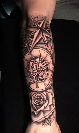 Reloj, rosa y brujulaMaxdemiantattoo (instagram)
