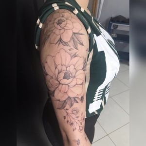 Segunda sessão do fechamento do braço com o tema floral todo feito em free hand.Garanta já sua tattoo exclusiva.