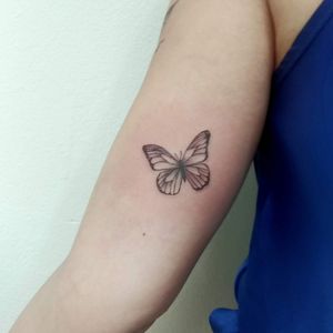 Butterfly tattoo delicada e descolada.