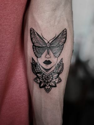 Butterfly . . #ink #inkaddict #inked #inklife #inkart #tattoos #tattooed #tattooidea #tattoolife #fineline #th_ink_cuba #tattooistart #tattooart #tattootime #tattoooftheday #tattoo #tatt #tattooartist #oldschool #tradicionalttatoo #abstracto #art #bodyart #artoftheday #artgallery #tatuajeabstracto #armtattoo #butterfly #face