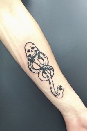 Olha no detalhe essa tattoo muito descolada para fãs de Harry Potter.