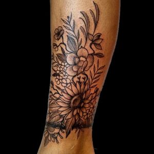 Tattoo de ayer.. #tattoo #inked #ink #tobillera #puntillismo #dotwork #flores #flowers #flowerstattoo #luchotattoo #luchotattooer #pergamino 