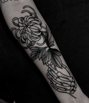 Skeleton hand and chrysanthemum tattoo by satanischepferde #chrysanthemum #flowertattoo #sekelton #hand #blackamdgrey #traditionaltattooing #tradtattoo #armtattoo #flowers 