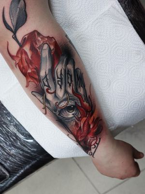 Awesome design and tattoo by Wandal 🔥#handtattoo #hand #apple #appletattoo #eye #eyetattoo #neotraditionaltattoo #neotrad #armtattoo #tattoosformen 