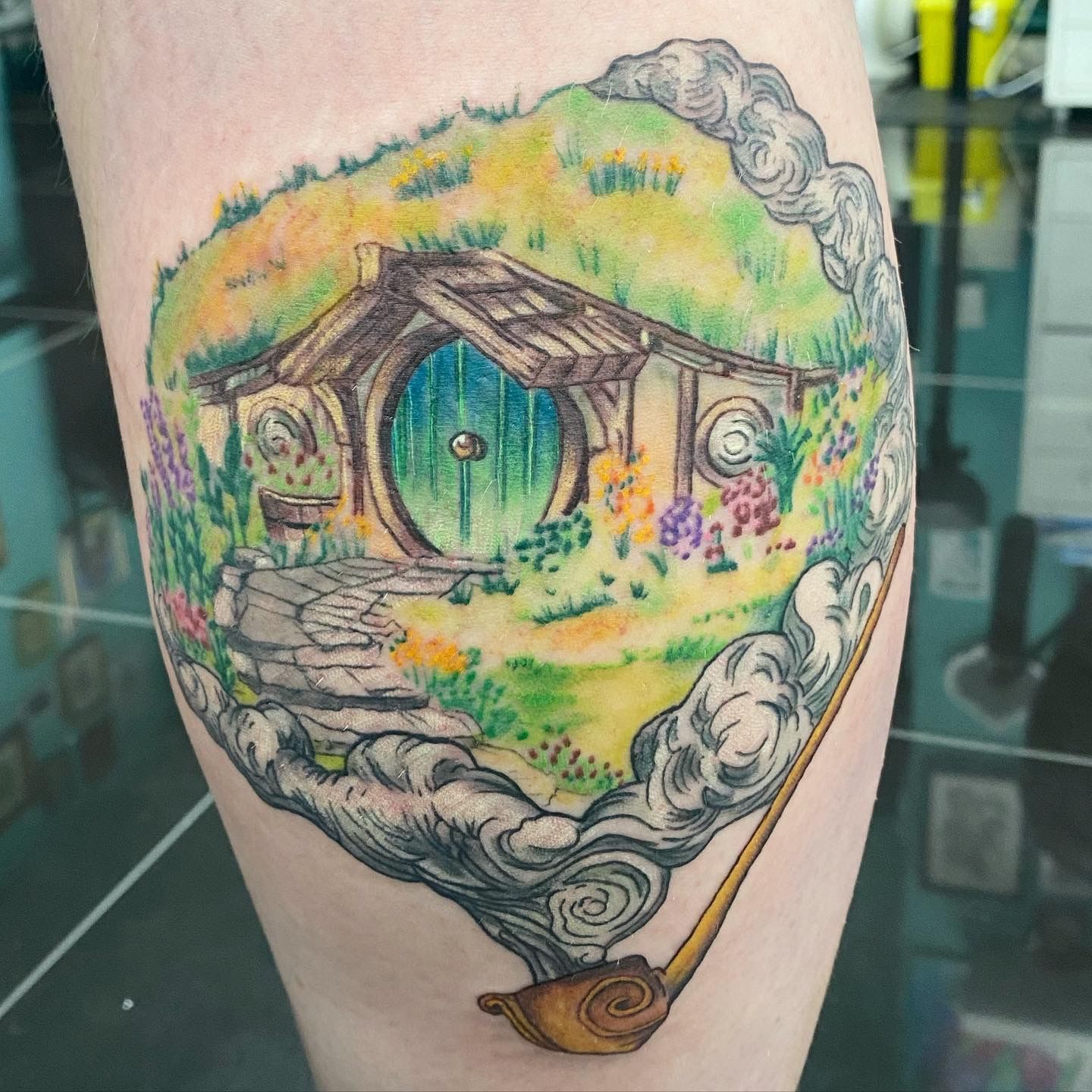 fuckyeahtattoos My amazing Hobbit door tattoo on my ribcage right after it  was finished Im a huge Lord of the Rings fan and knew I wanted th   Tatouage Dessin