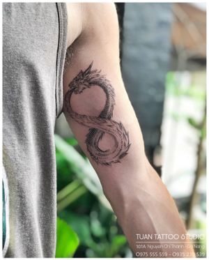 👇 Dragon Tattoo by Artist at @tuan.tattoo studio •••••••👇Contact us:▪️101A Nguyen Chi Thanh, Da Nang▪️ Open from 9am to 9pm▪️ Hotline: 0975 555 559 - 0935 239 539▪️ Email: tuantattoo2012@gmail.com▪️ Web: tuantattoo.com.#dragon #dragontattoo #handtatoo #tattooformen #cutetattoo #smalltattoo #tattoodanang #tuantattoo #tattooideas #타투 #여자타투 #레터링타투 #문신 #inked #inkmagazine #베트남여행 #타투디자인 #inkstagram #vietnamtravel #danang #danangtattoo #piercing #danangcity #danangtrip #hanmarket #tattooist #inker #inkcolor #홍대타투샵 #홍대타투 #건대타투 