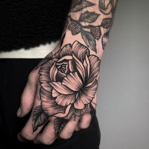 Peony on hand tattoo#peonytattoo #flowertattoo #flowerstattoo #inkedboy #dotworktattoo #blackworktattoo #blaclworkers #minimaltattoo #italianartist #surrealism #blackink
