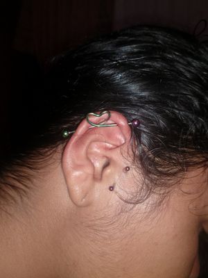 Modificación corporal piercing-industrial