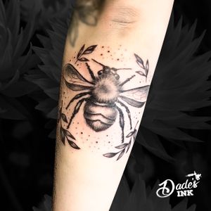 #abeille 🐝Concours 3ème place Petite Pièce Tattoo à la Convention de Langres. Merci Shania ✨...#tattoo #realistictattoo #blackandgrey #youngtattooartist #bee #insecttattoo #beetattoo #dades #dadesink #urbanprivilege 