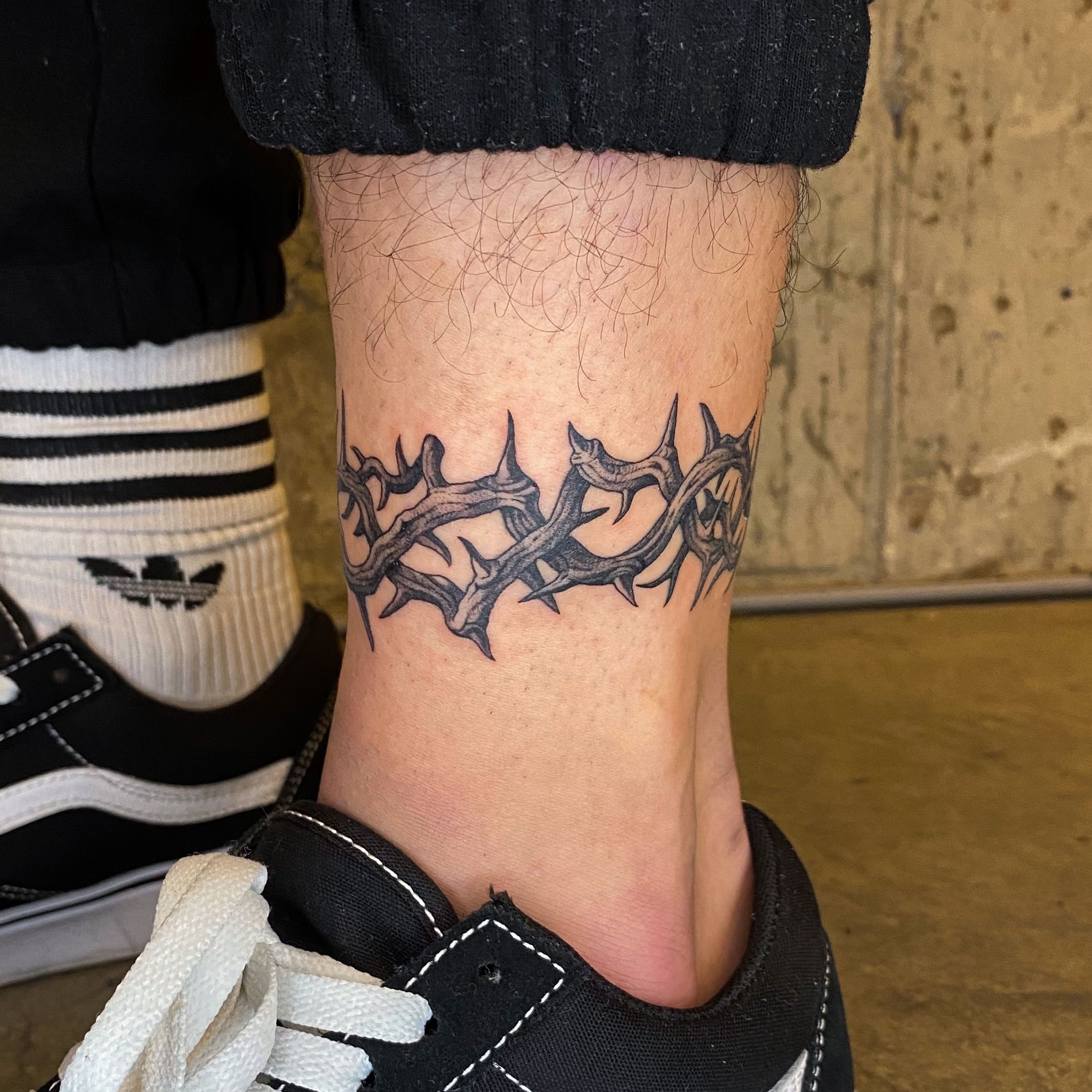 Beautiful freehand leaves anklet tattoo. | Anklet tattoos, Wrap around  ankle tattoos, Anklet tattoos for women