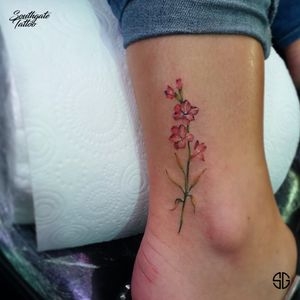 Tiny realistic fine line flowers by our resident @oscar.tttst Bookings/Info: • www.southgatetattoo.co.uk/booking/ • info@southgatetattoo.co.uk • 07456415895‬ (WhatsApp only) • SG • • • #flowers #flowerstattoo #minimalistictattoo #femininetattoo #southgatetattoo #sgtattoo #sg #realisticflowertattoo #colour #tinyflowers #londontattoostudio 