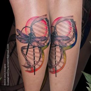 This "story" is about mindfullness and our own way we live our lives. This design represents my clients' values, empathy and the milestones she came through. Good luck on your journey and thank you for your trust 🥰🌈🌿 #empathy #legtattoo #dragonfly #chakra #chakracolors #dna #custom #customdesign #dotwork 